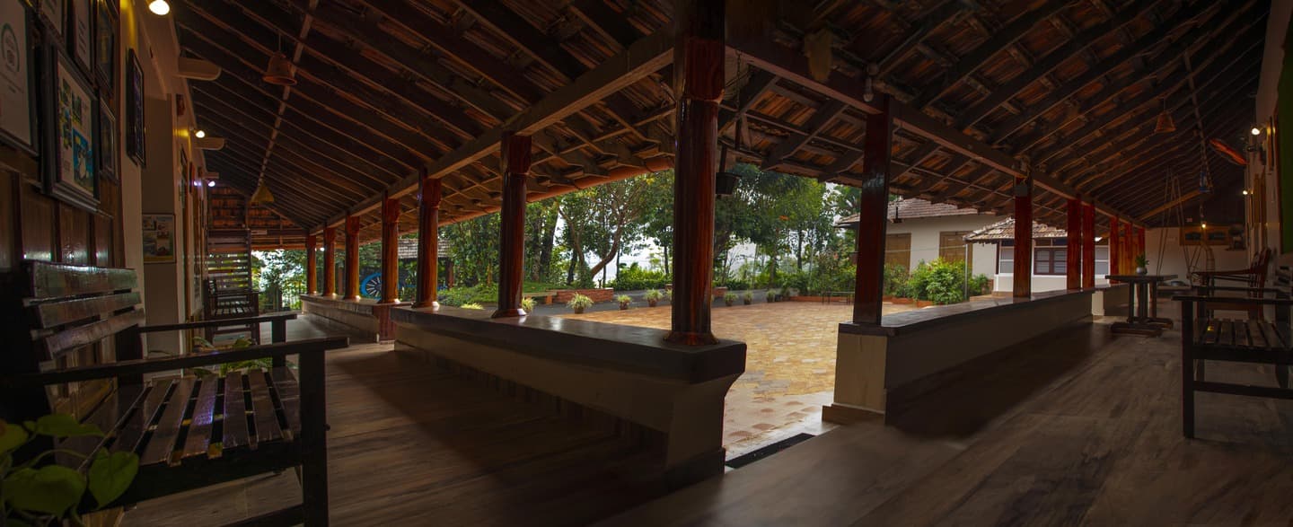 Equidistant Location for Easy Exploration